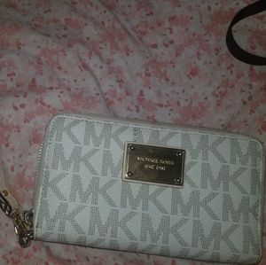 Michael kors wristlet vanilla
